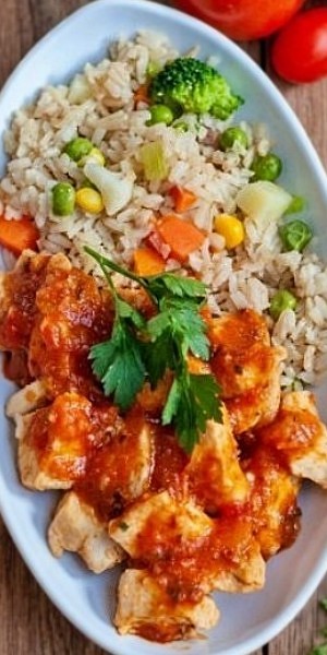 Marmita Cubos de frango ao sugo e arroz primavera