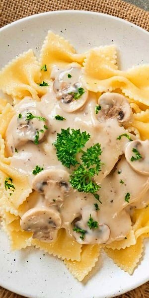 Marmita Farfalle ao molho de cogumelos e creamchesse